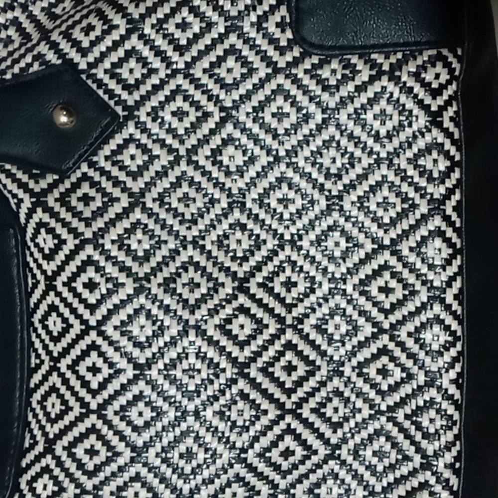 Apt 9 Black and Cream Woven Expandable Purse w Wooden Clasp Bead - Picture 3 of 9
